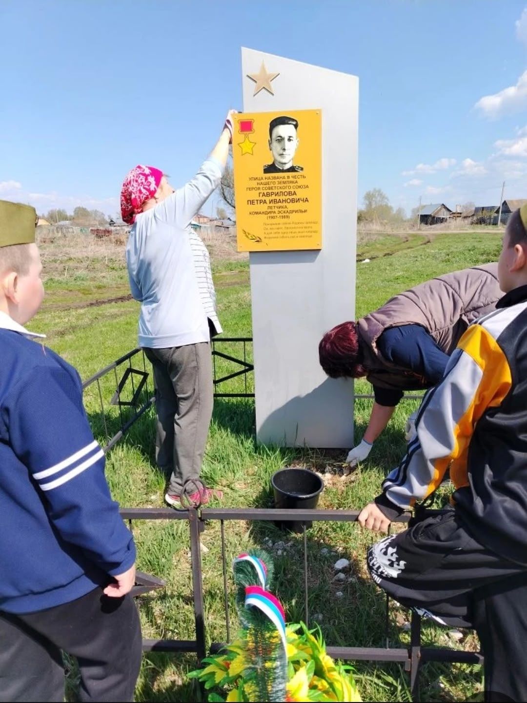 В Чистопольском районе сельчане навели порядок возле стелы герою-земляку
