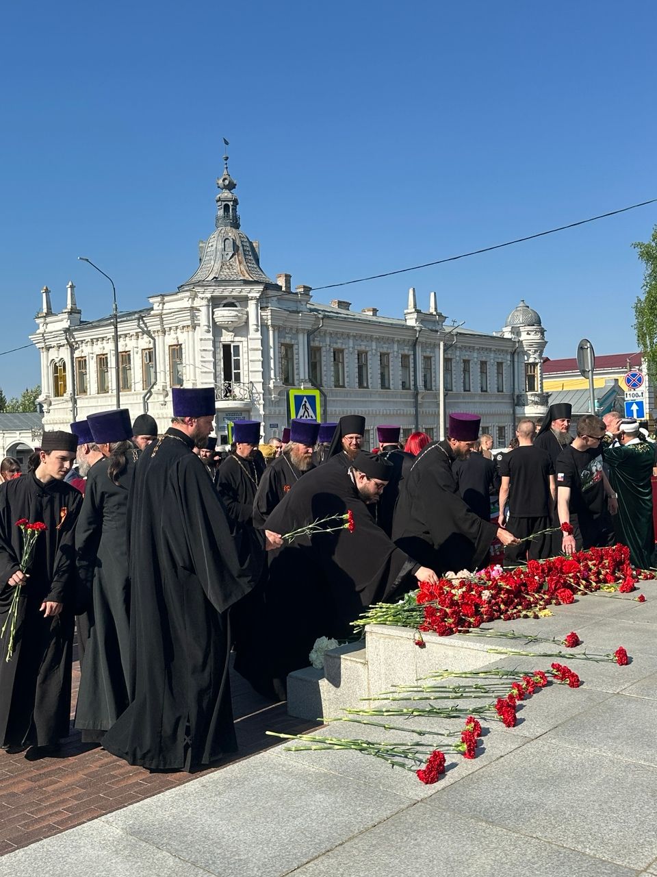 Накануне Дня Победы в Чистополе представители епархии и мухтасибата возложили венки к мемориалу «Вечный огонь»