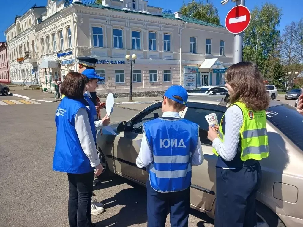 Напомнили ПДД и поздравили с Днем Победы: в Чистополе провели профилактическую акцию для водителей