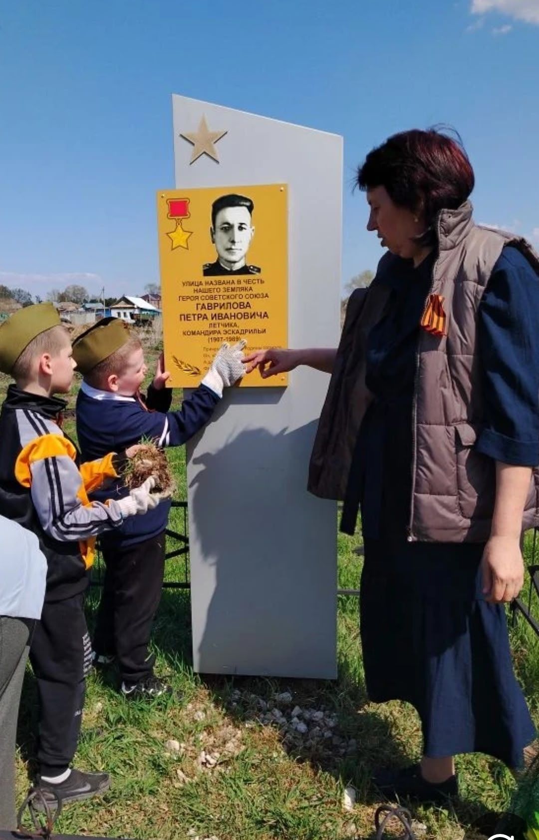 В Чистопольском районе сельчане навели порядок возле стелы герою-земляку