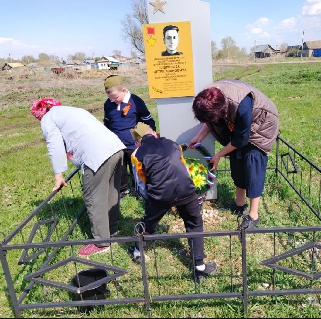 В Чистопольском районе сельчане навели порядок возле стелы герою-земляку