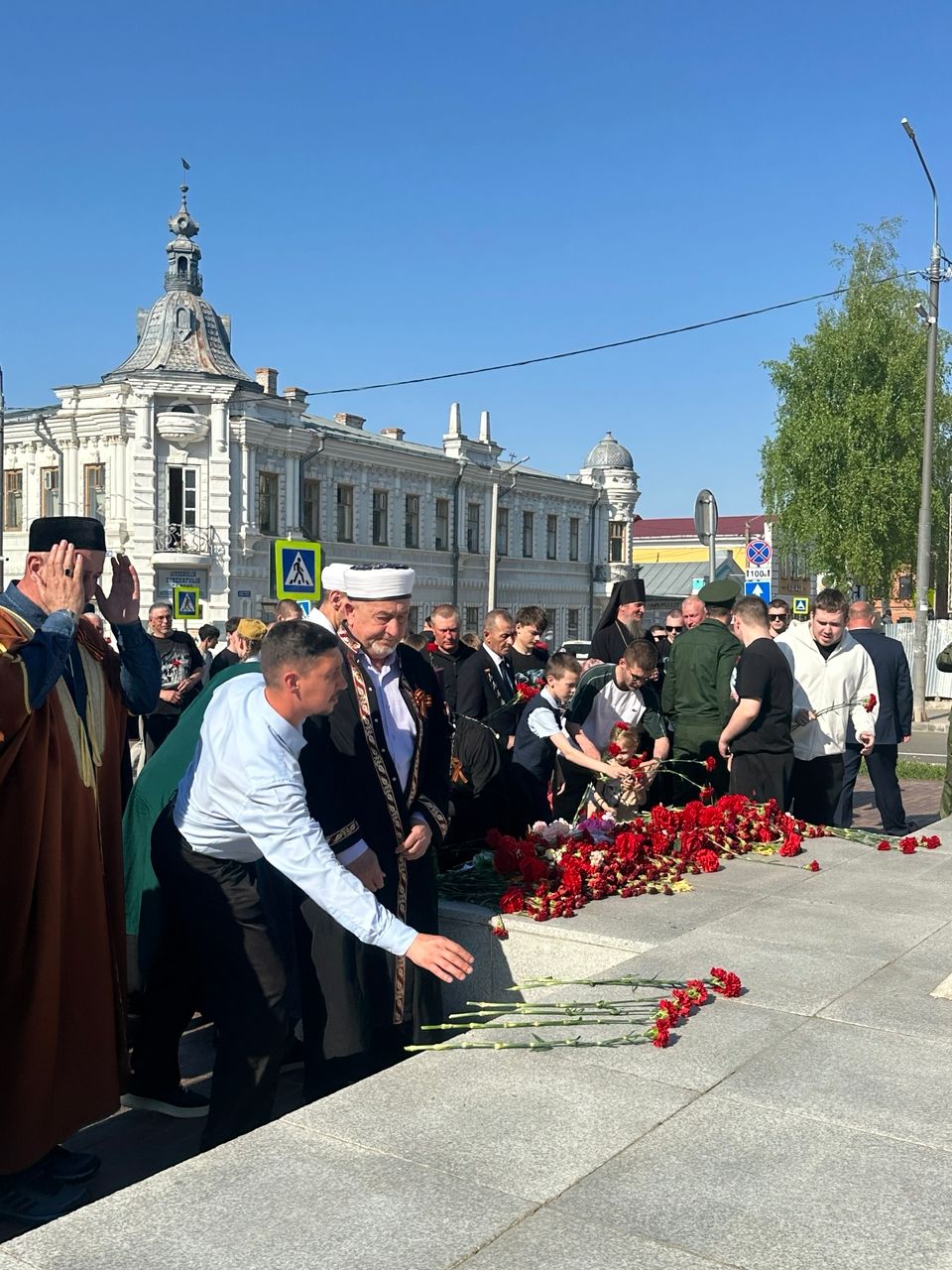 Накануне Дня Победы в Чистополе представители епархии и мухтасибата возложили венки к мемориалу «Вечный огонь»