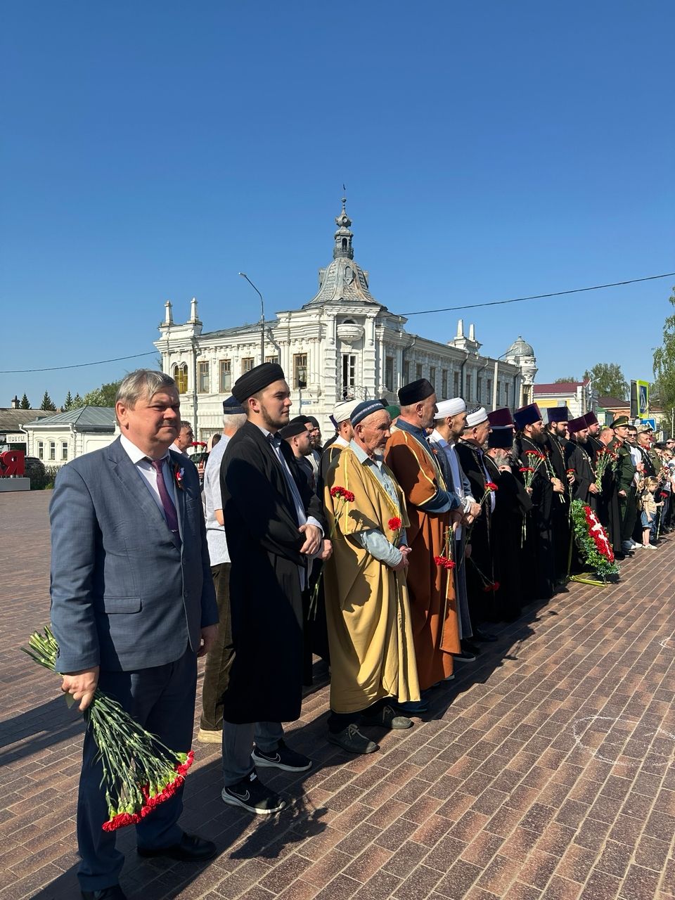 Накануне Дня Победы в Чистополе представители епархии и мухтасибата возложили венки к мемориалу «Вечный огонь»