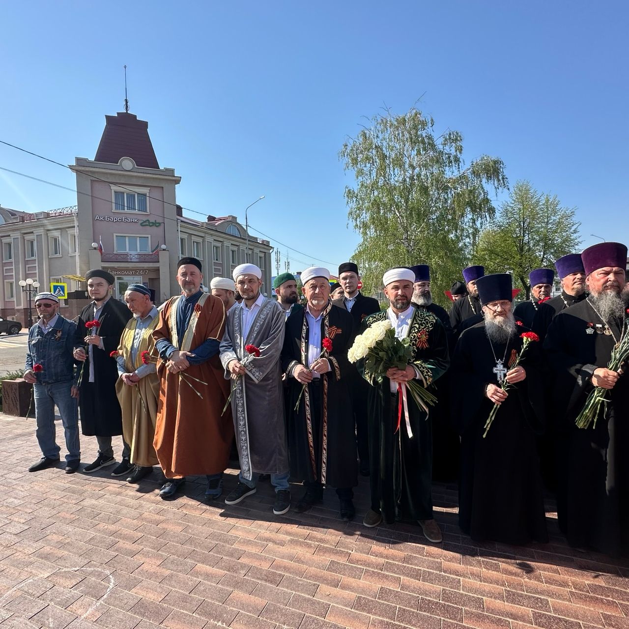 Накануне Дня Победы в Чистополе представители епархии и мухтасибата возложили венки к мемориалу «Вечный огонь»
