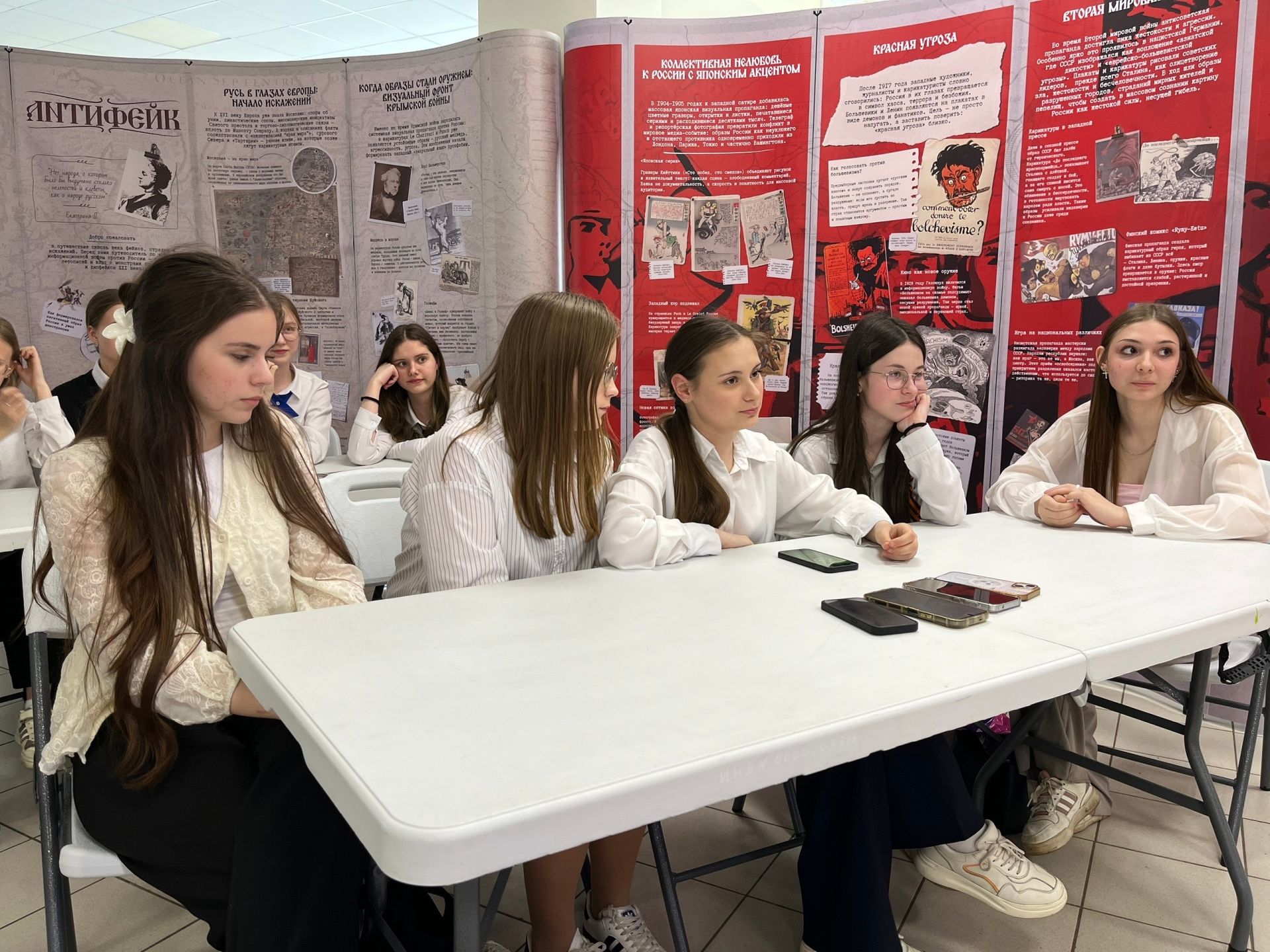 В Молодёжном центре прошла военно-патриотическая игра «Минувших лет живая память»