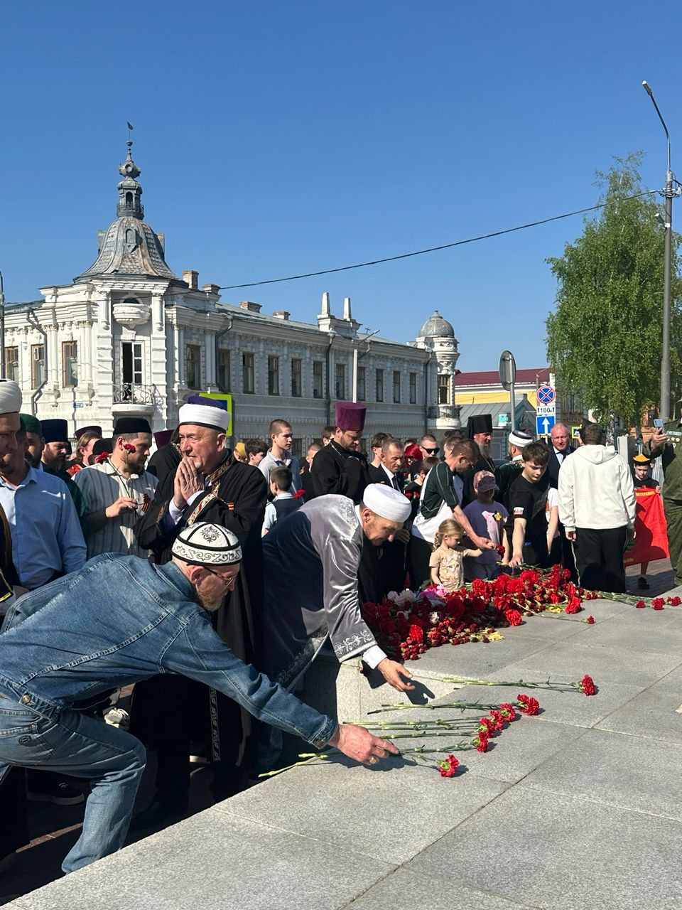 Накануне Дня Победы в Чистополе представители епархии и мухтасибата возложили венки к мемориалу «Вечный огонь»