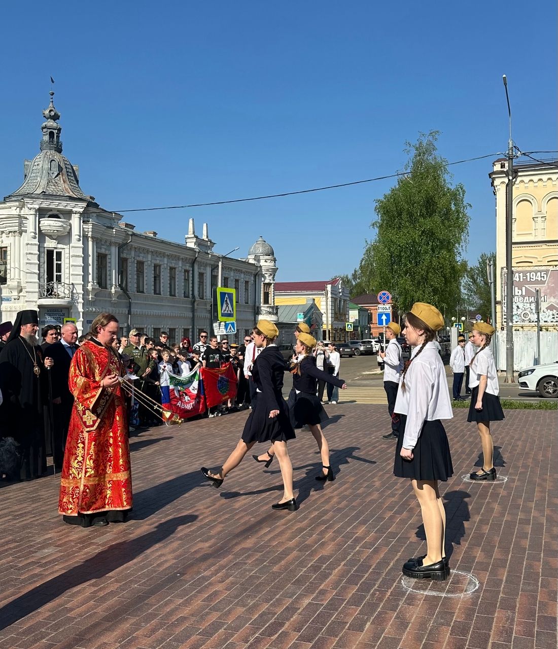 Накануне Дня Победы в Чистополе представители епархии и мухтасибата возложили венки к мемориалу «Вечный огонь»