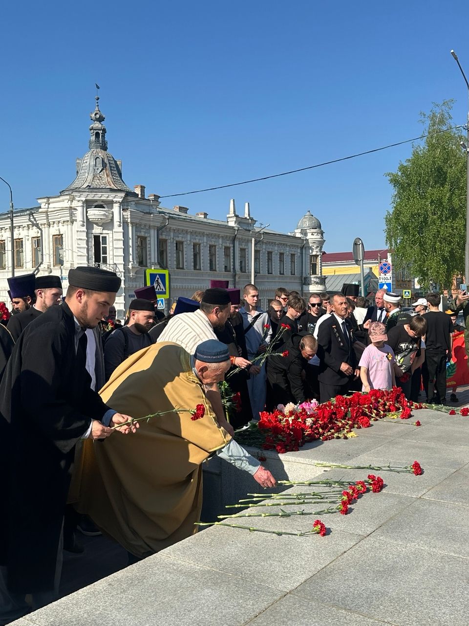 Накануне Дня Победы в Чистополе представители епархии и мухтасибата возложили венки к мемориалу «Вечный огонь»