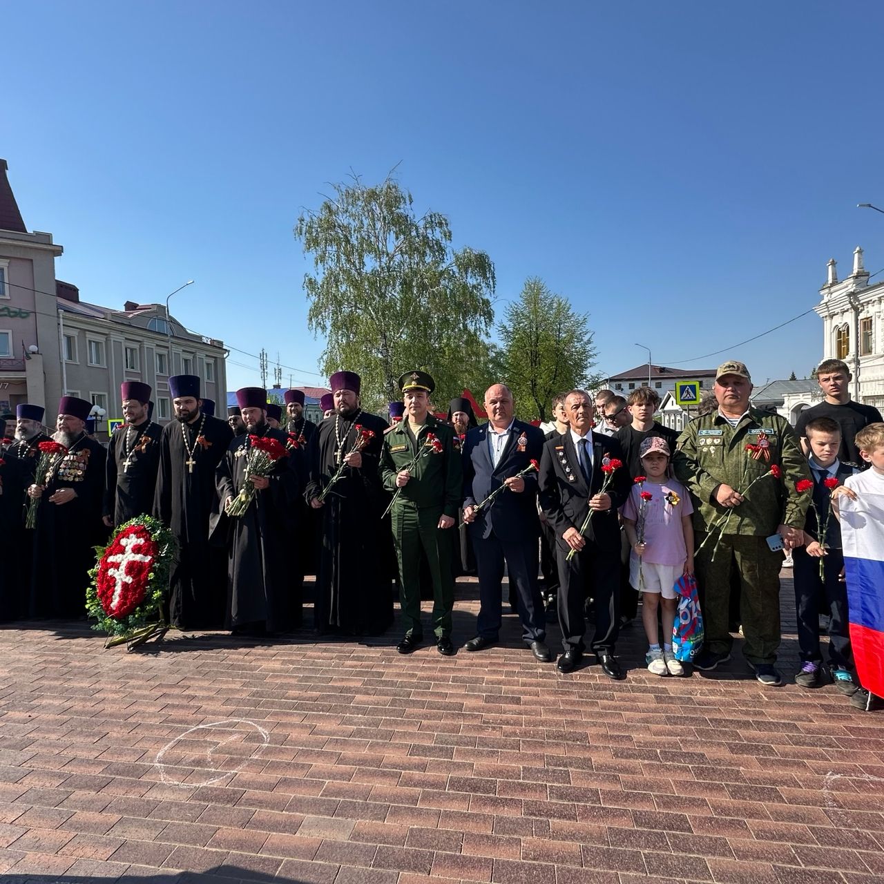 Накануне Дня Победы в Чистополе представители епархии и мухтасибата возложили венки к мемориалу «Вечный огонь»