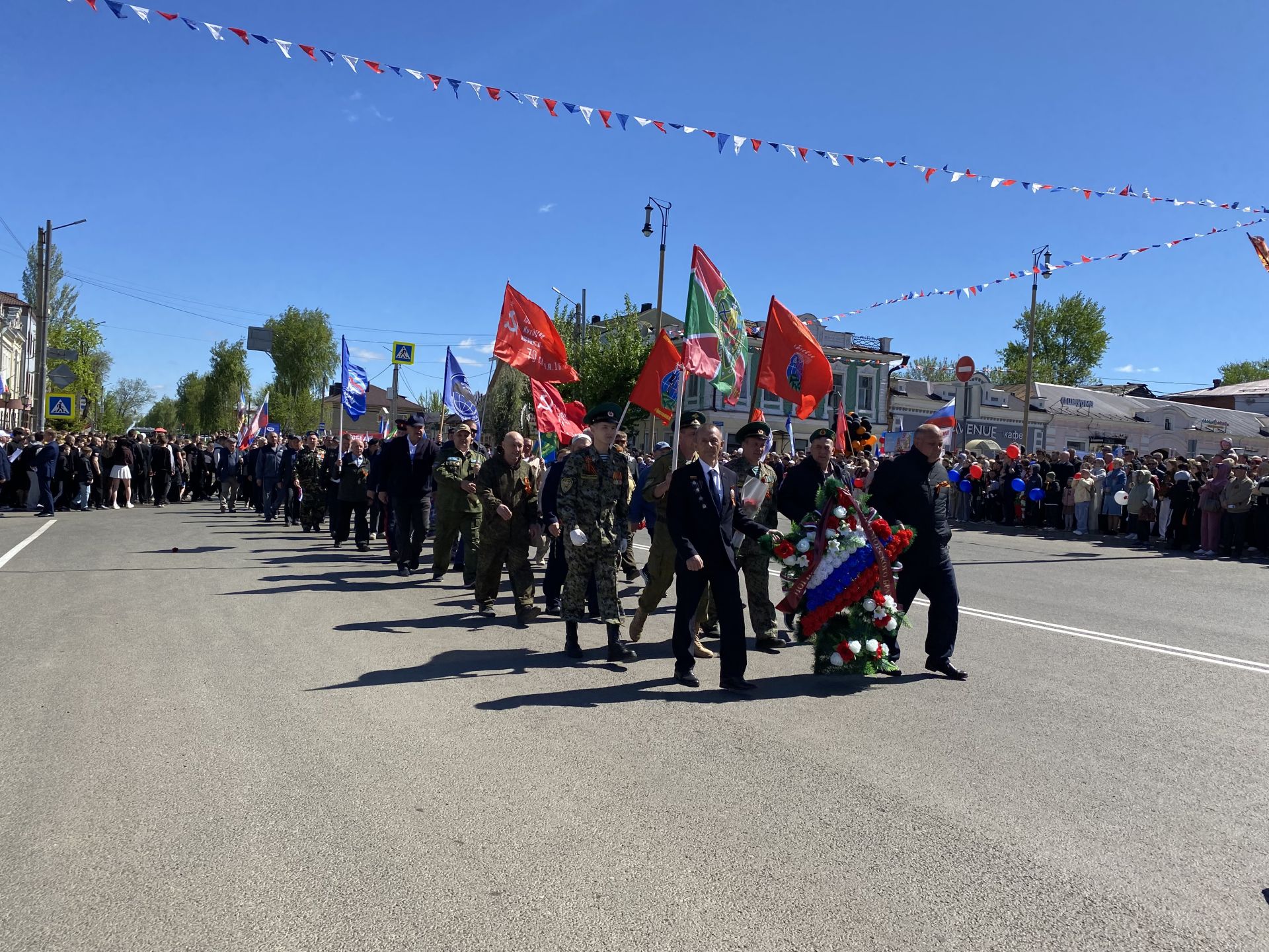 Праздничный парад, вручение наград, тематические площадки: в Чистополе отмечают День Победы