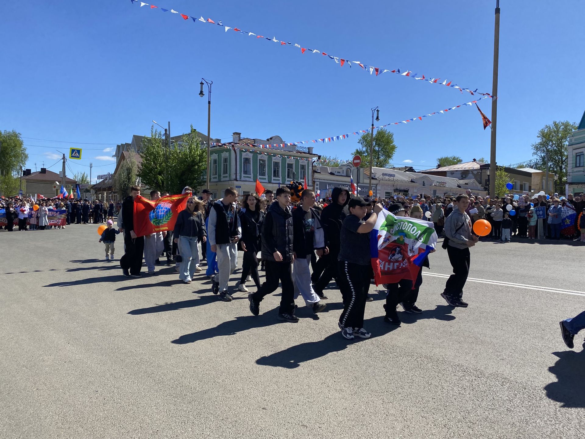 Праздничный парад, вручение наград, тематические площадки: в Чистополе отмечают День Победы