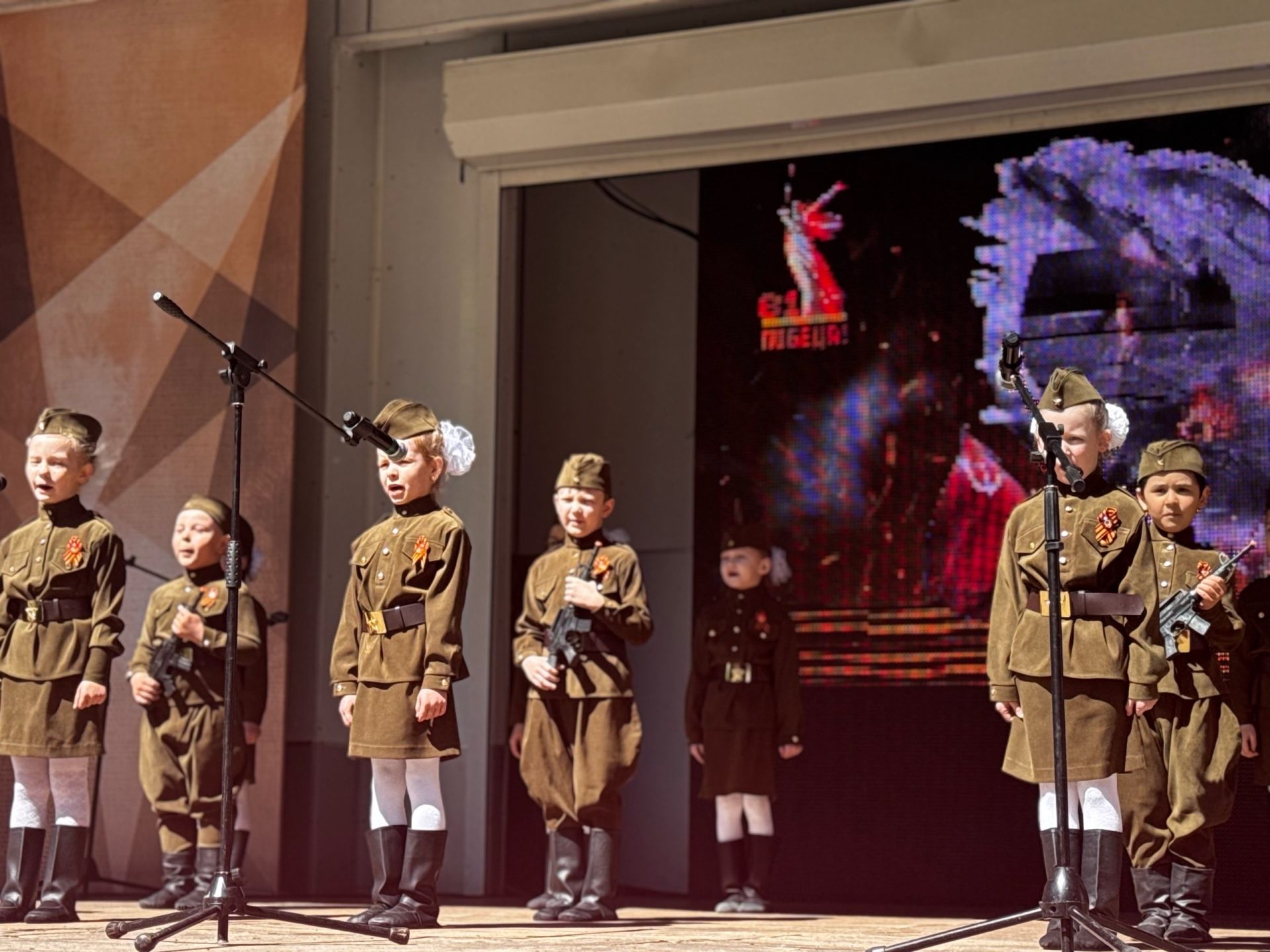 Праздничный парад, вручение наград, тематические площадки: в Чистополе отмечают День Победы