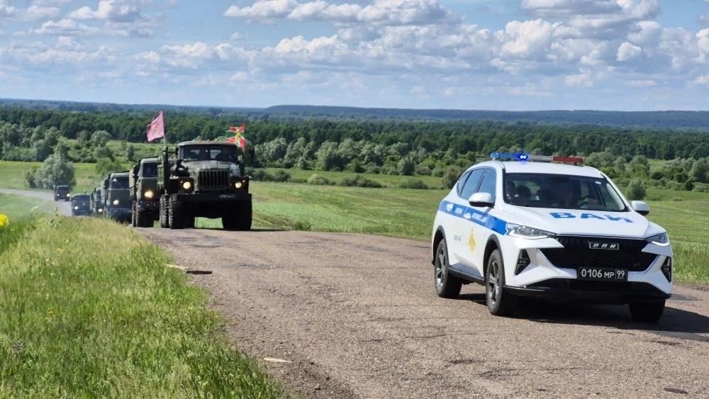 В Чистополе курсанты ДОСААФ прошли маршем военной техники в День военного водителя
