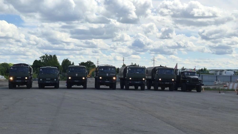 В Чистополе курсанты ДОСААФ прошли маршем военной техники в День военного водителя