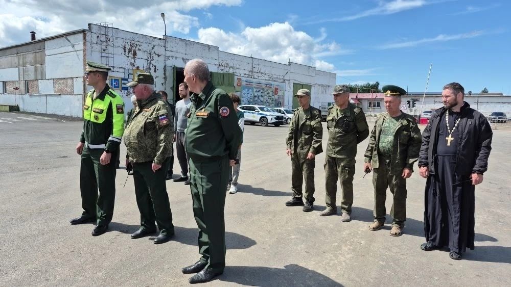В Чистополе курсанты ДОСААФ прошли маршем военной техники в День военного водителя