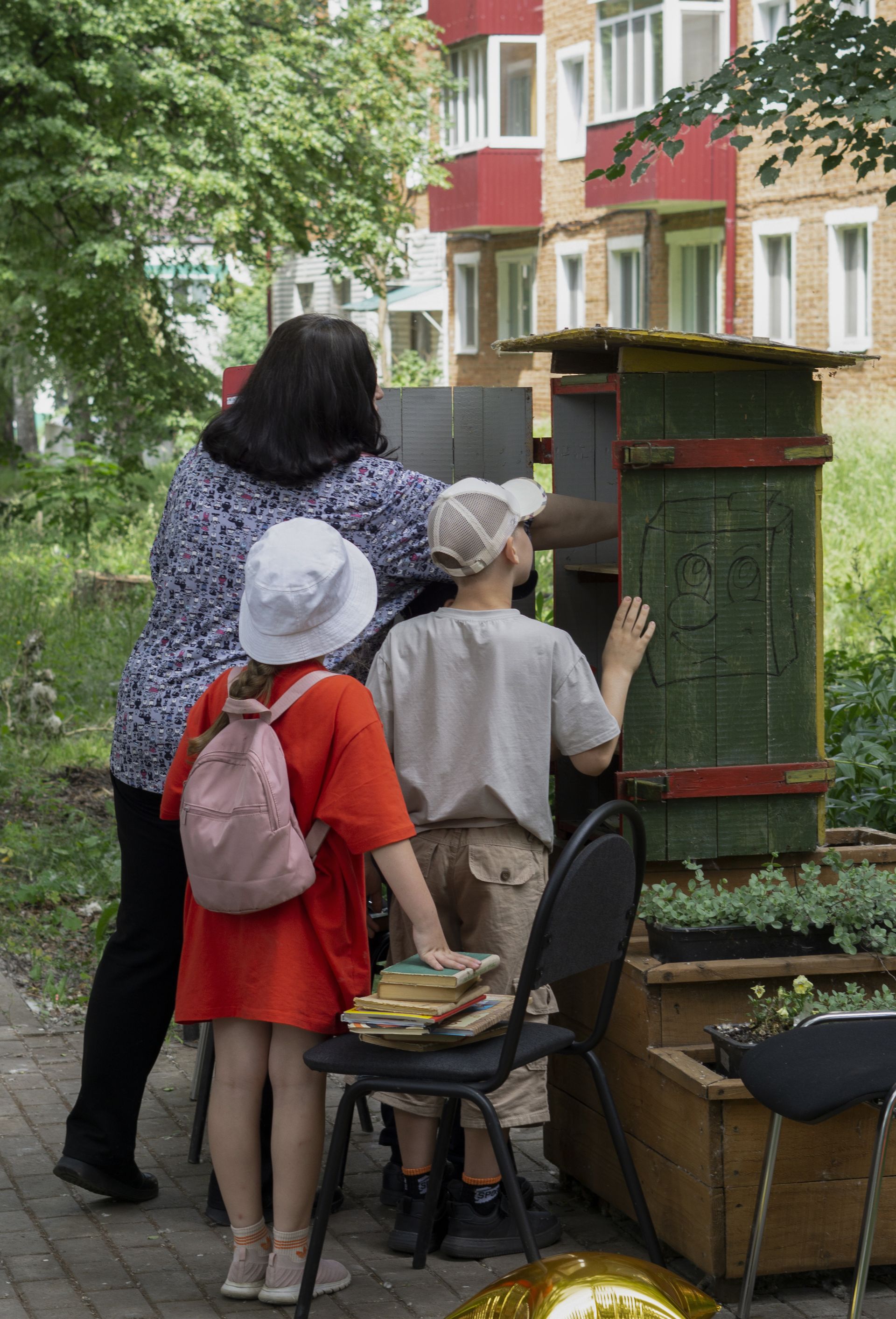 В сквере речников Чистополя открылся летний сезон работы уличной библиотеки «Книжный домик»
