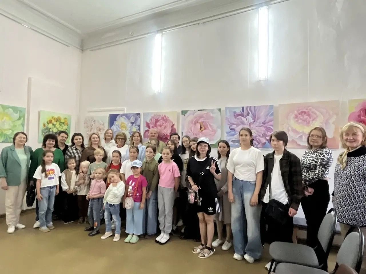 Выставка «Цветения пора»: 19 полотен в технике флюид-арт представлены в Чистополе