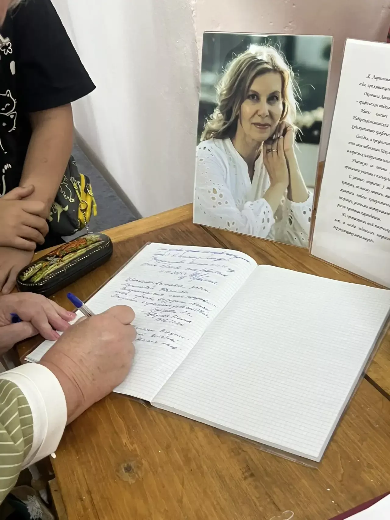 Выставка «Цветения пора»: 19 полотен в технике флюид-арт представлены в Чистополе