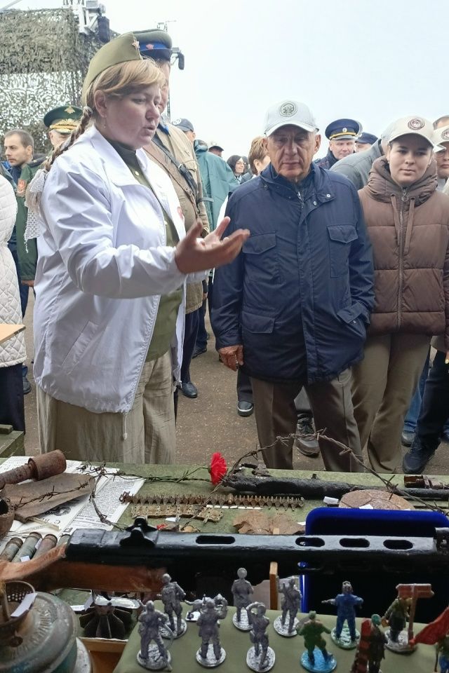 Раис Татарстана оценил экспозицию чистопольских кадетов на фестивале «Элбэдэн»