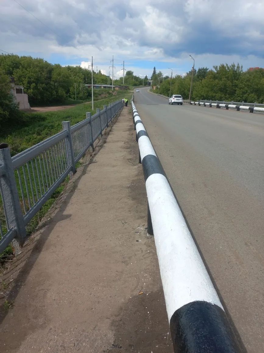 В Чистополе коммунальные службы приступили к обновлению мостовых ограждений
