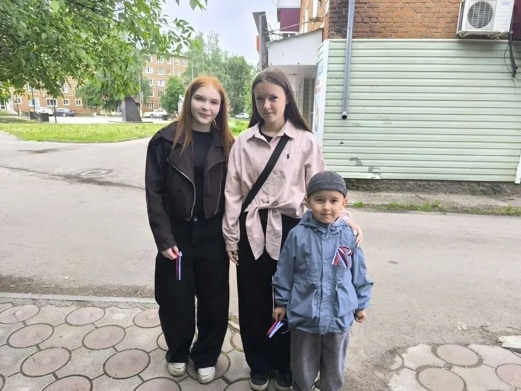 Триколор на улицах города: «Рубеж» вручил чистопольцам символы России в честь Дня страны