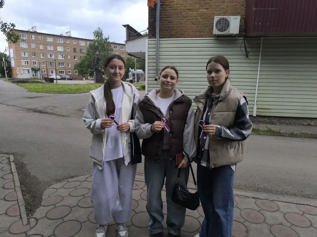 Триколор на улицах города: «Рубеж» вручил чистопольцам символы России в честь Дня страны