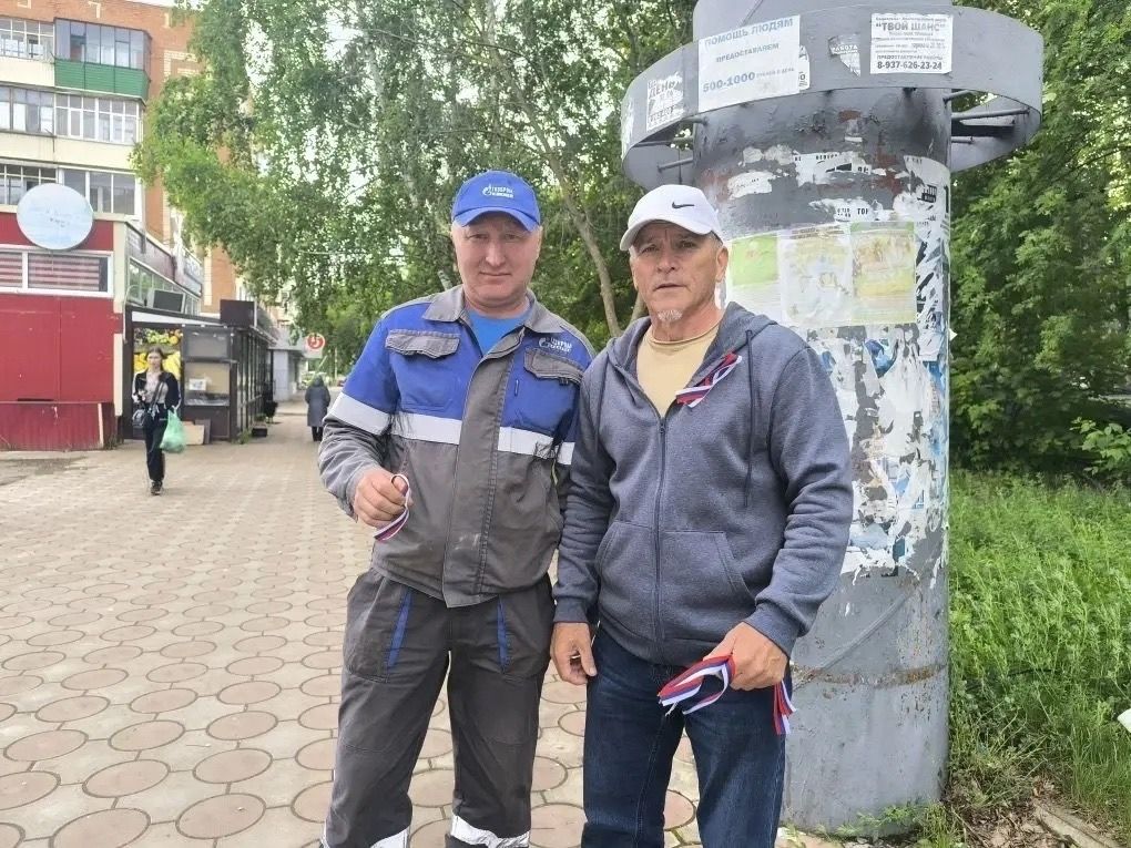 Триколор на улицах города: «Рубеж» вручил чистопольцам символы России в честь Дня страны