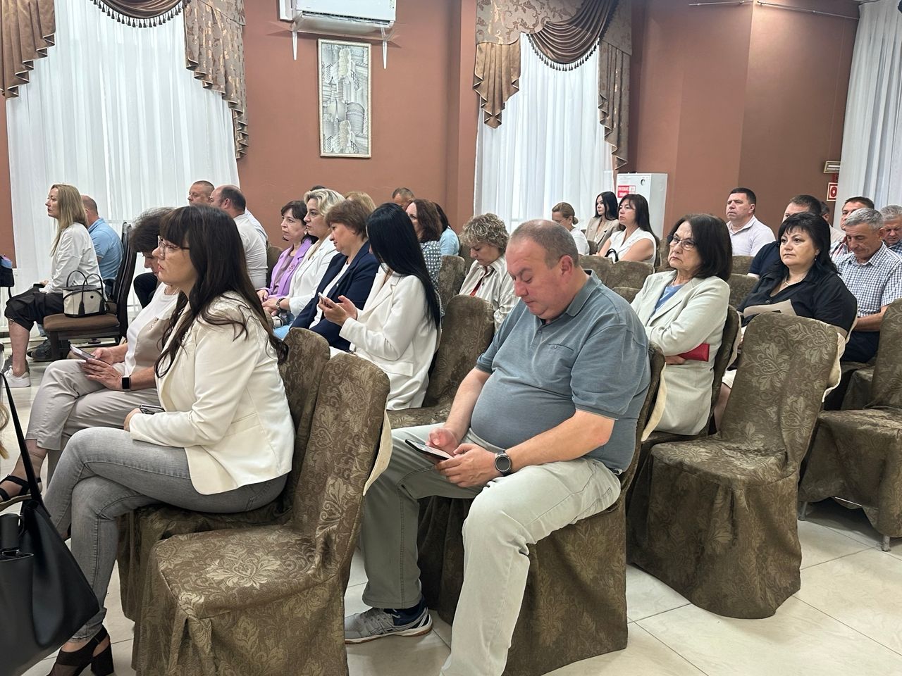 Эдуард Хасанов провел аппаратное совещание: соцзащита, АПК и правопорядок в центре внимания