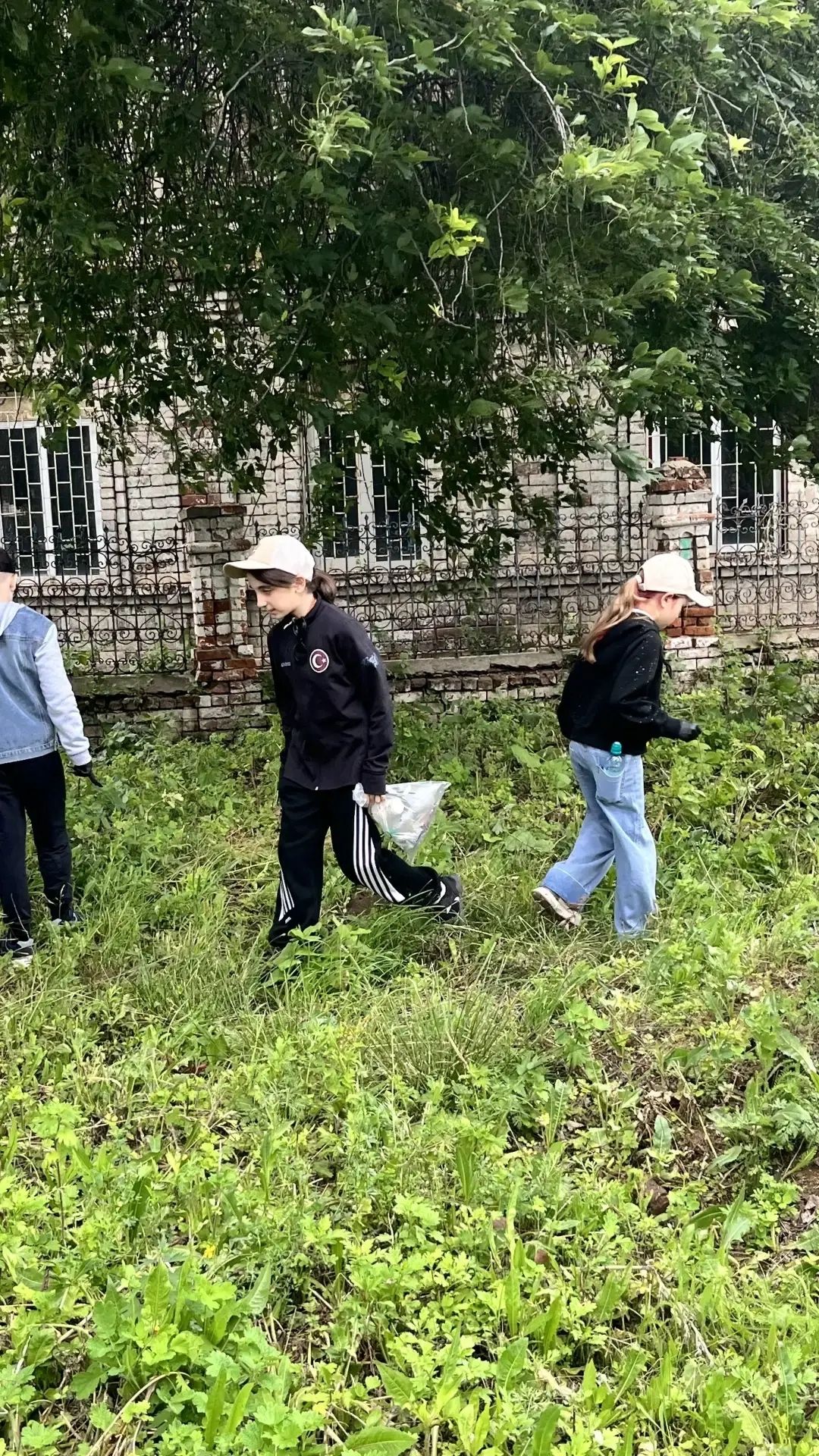 Юные чистопольцы привели в порядок территорию у исторической «Таш мәчёт»