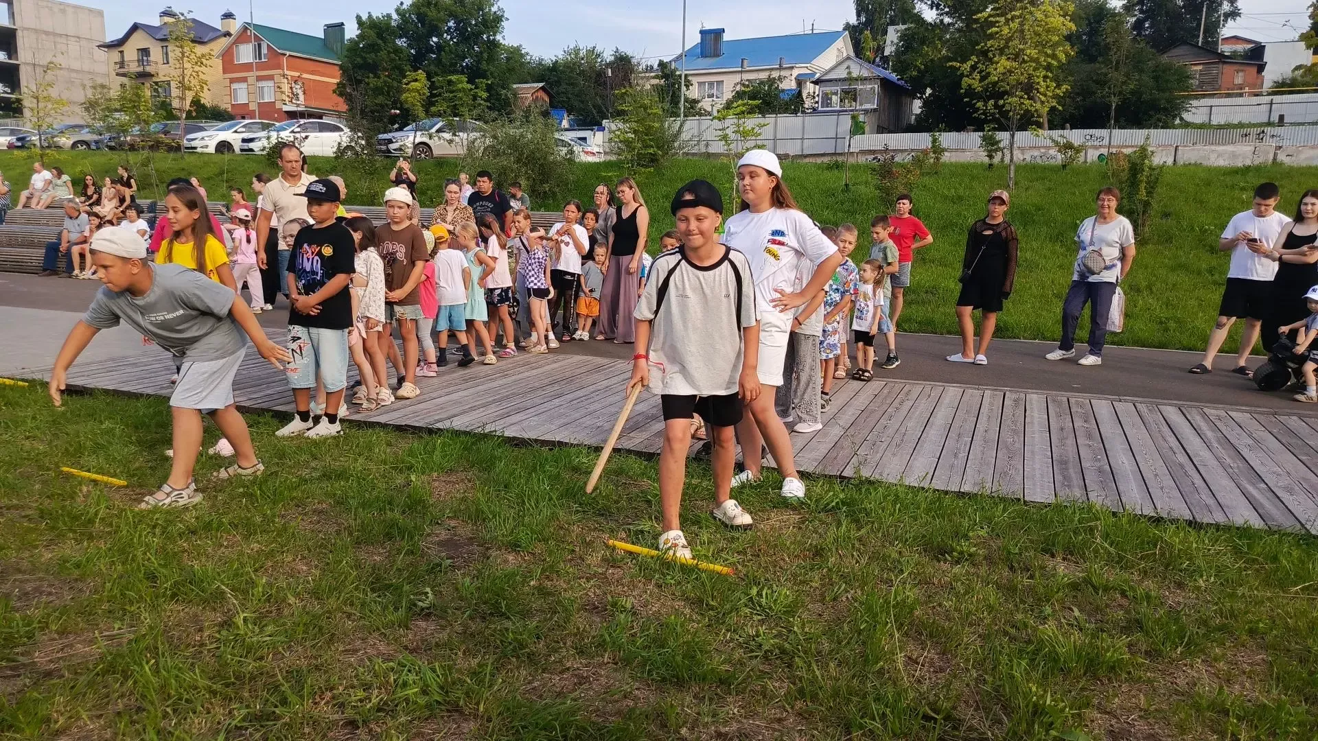 «Яркое лето с Первыми»: на набережной «Наречье» возродили дворовые игры прошлых поколений