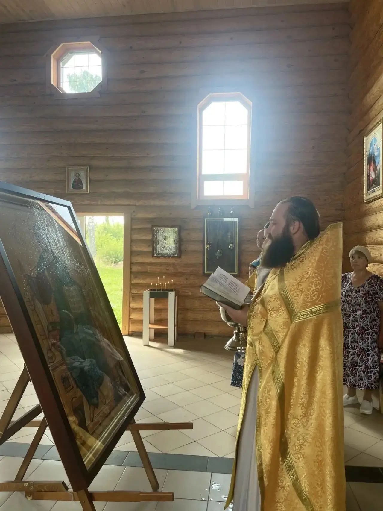 В храме села Булдырь установили новую икону Христа Вседержителя