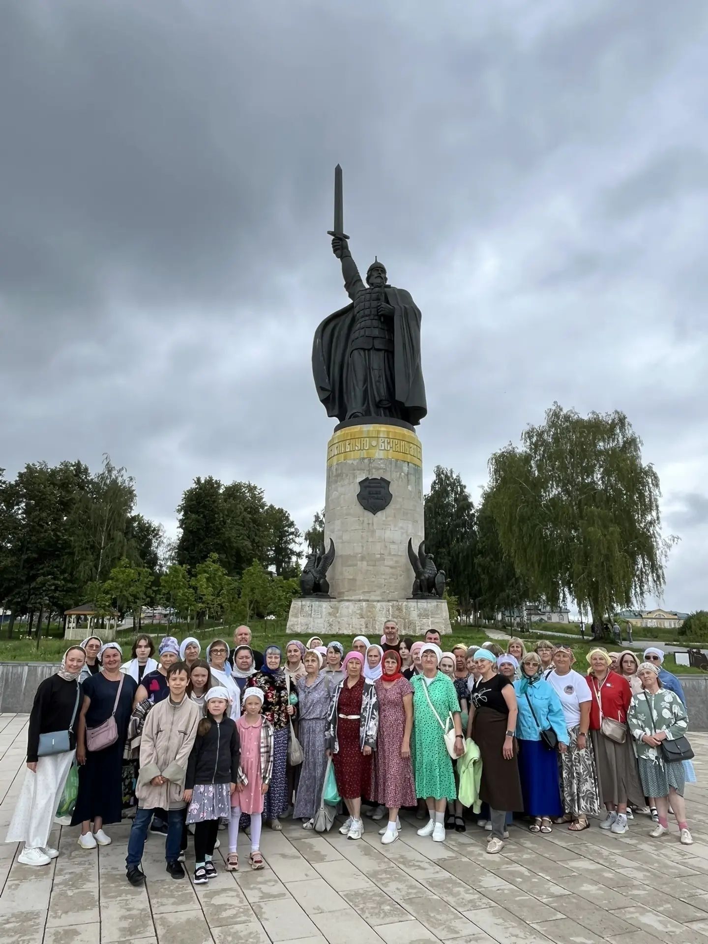 Чистопольские паломники прикоснулись к святыням Владимирской митрополии