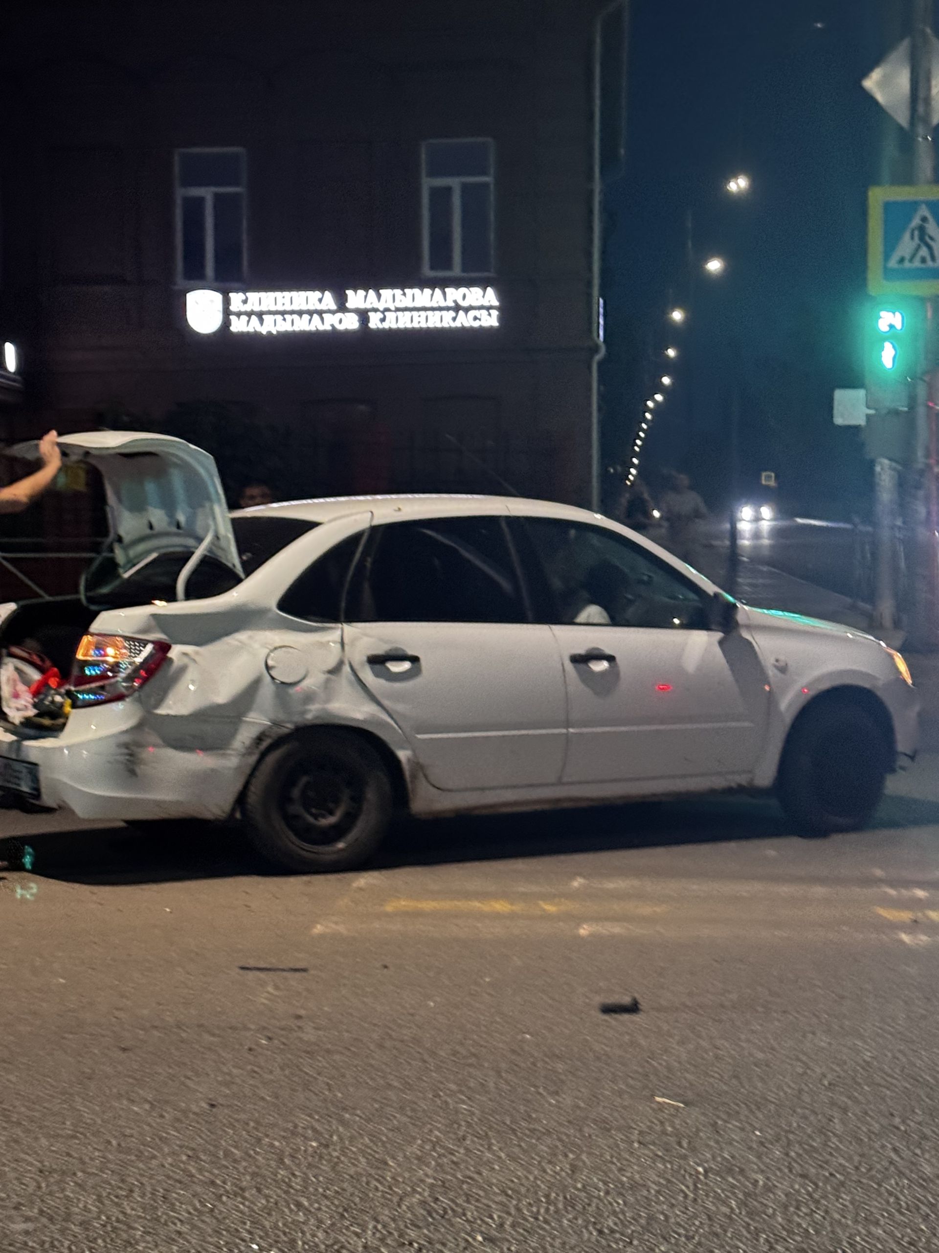 В Чистополе столкнулись «Лада Гранта» и Mercedes