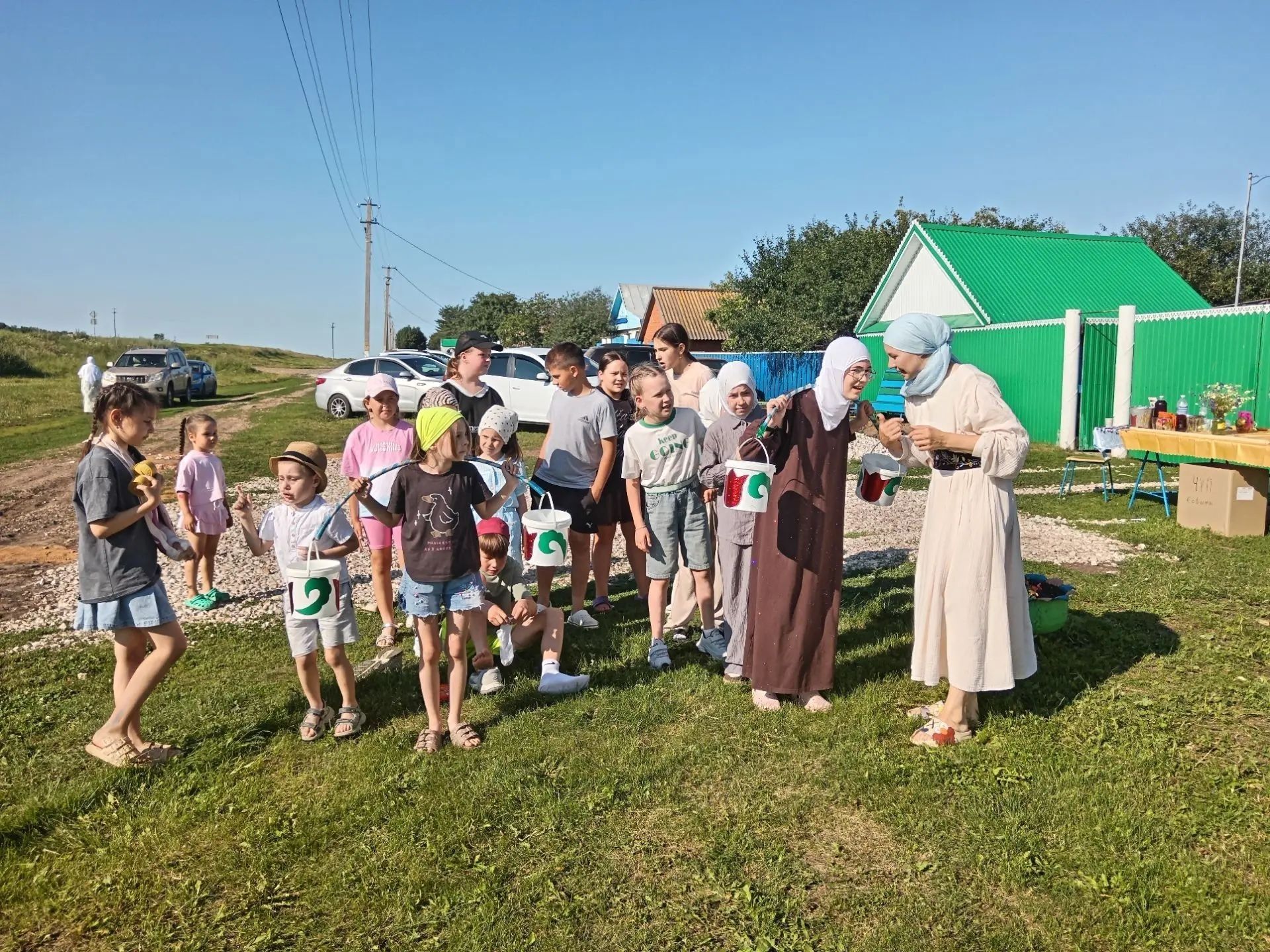 «Мостик между поколениями»: семья Гарифуллиных провела детский Сабантуй во дворе своего дома в Тат Адельшино