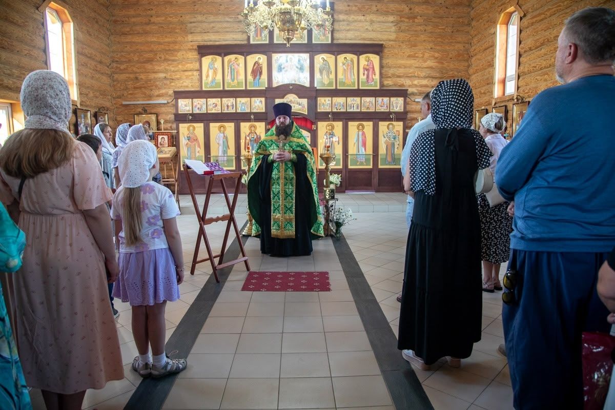 В селе Булдырь отметили День семьи, любви и верности молебном и народными гуляньями