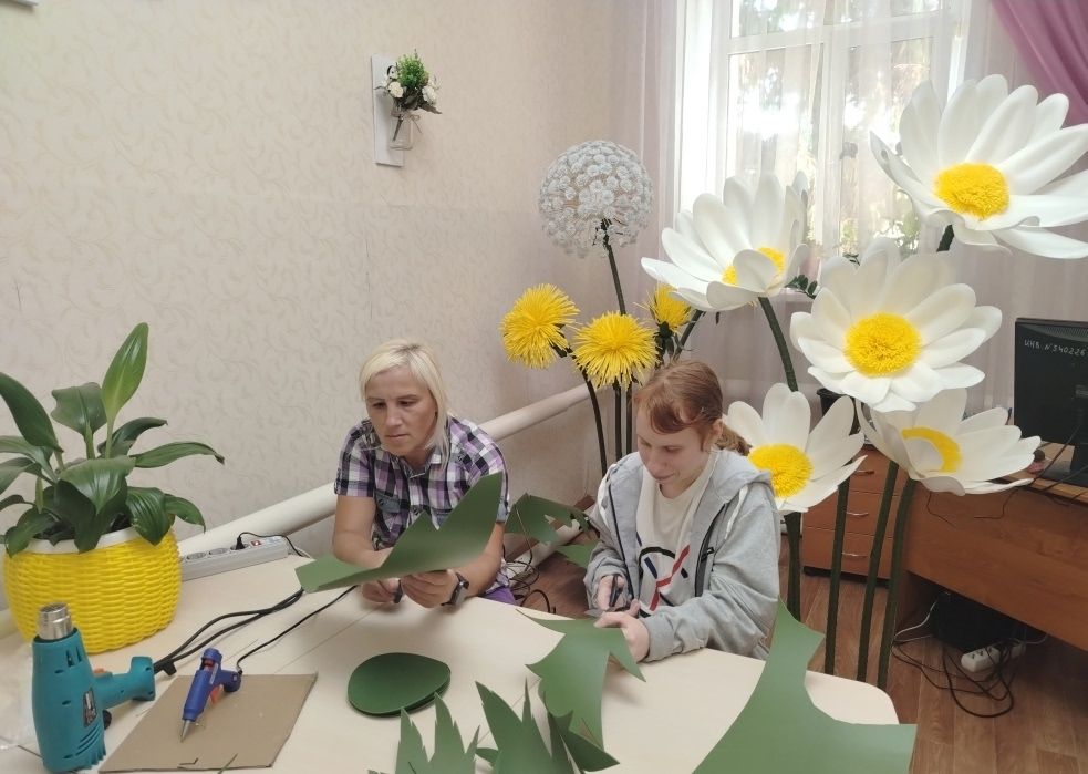 В чистопольском доме-интернате прошёл мастер-класс по созданию ромашек