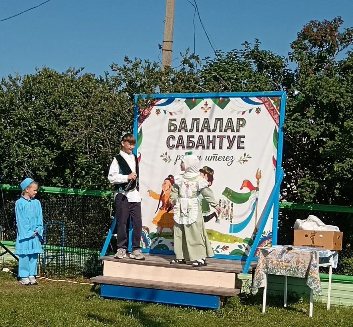 «Мостик между поколениями»: семья Гарифуллиных провела детский Сабантуй во дворе своего дома в Тат Адельшино