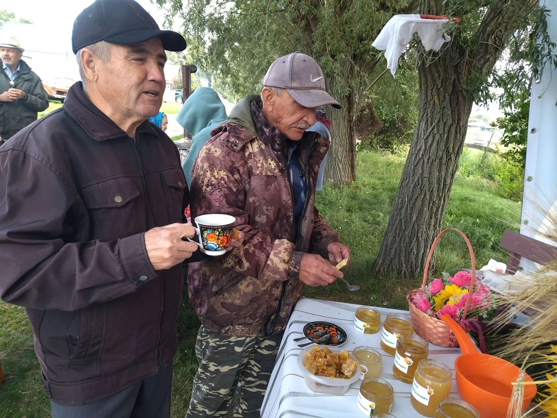 В селе Чистопольского района отметили Медовый Спас народными гуляниями и дегустацией мёда