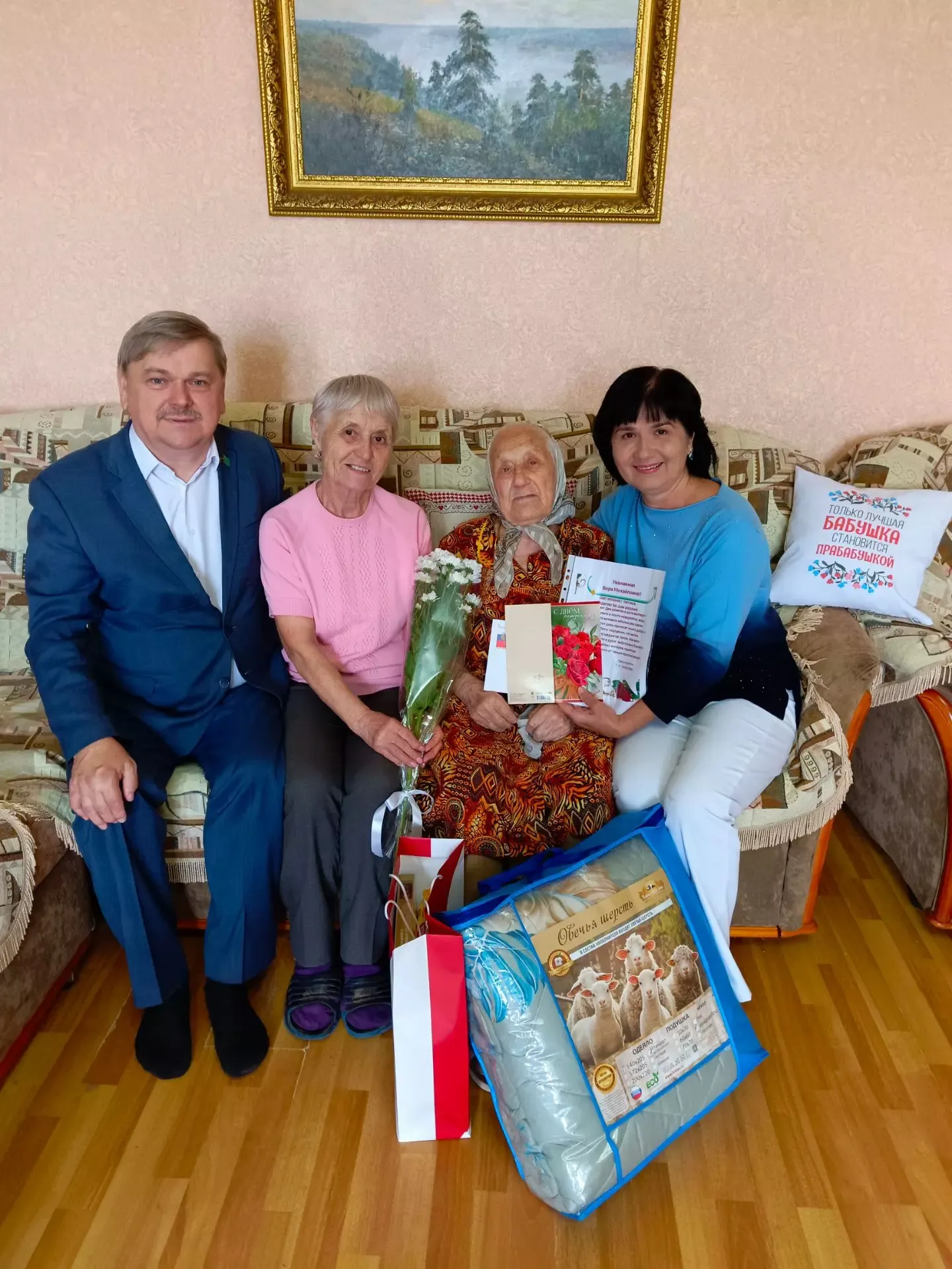 В Чистополе поздравили с 99-летием ветерана труда Веру Корневу