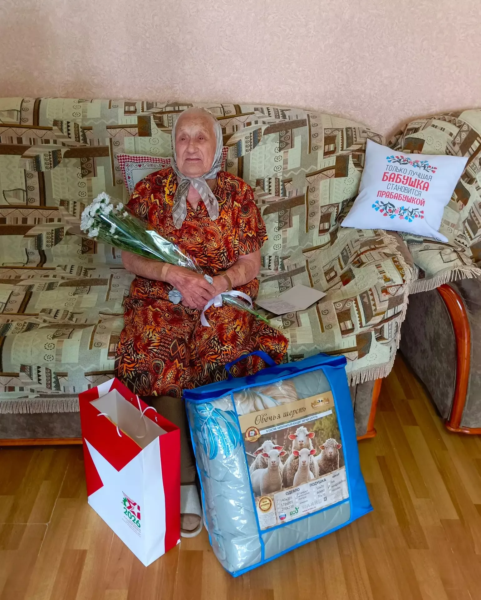 В Чистополе поздравили с 99-летием ветерана труда Веру Корневу