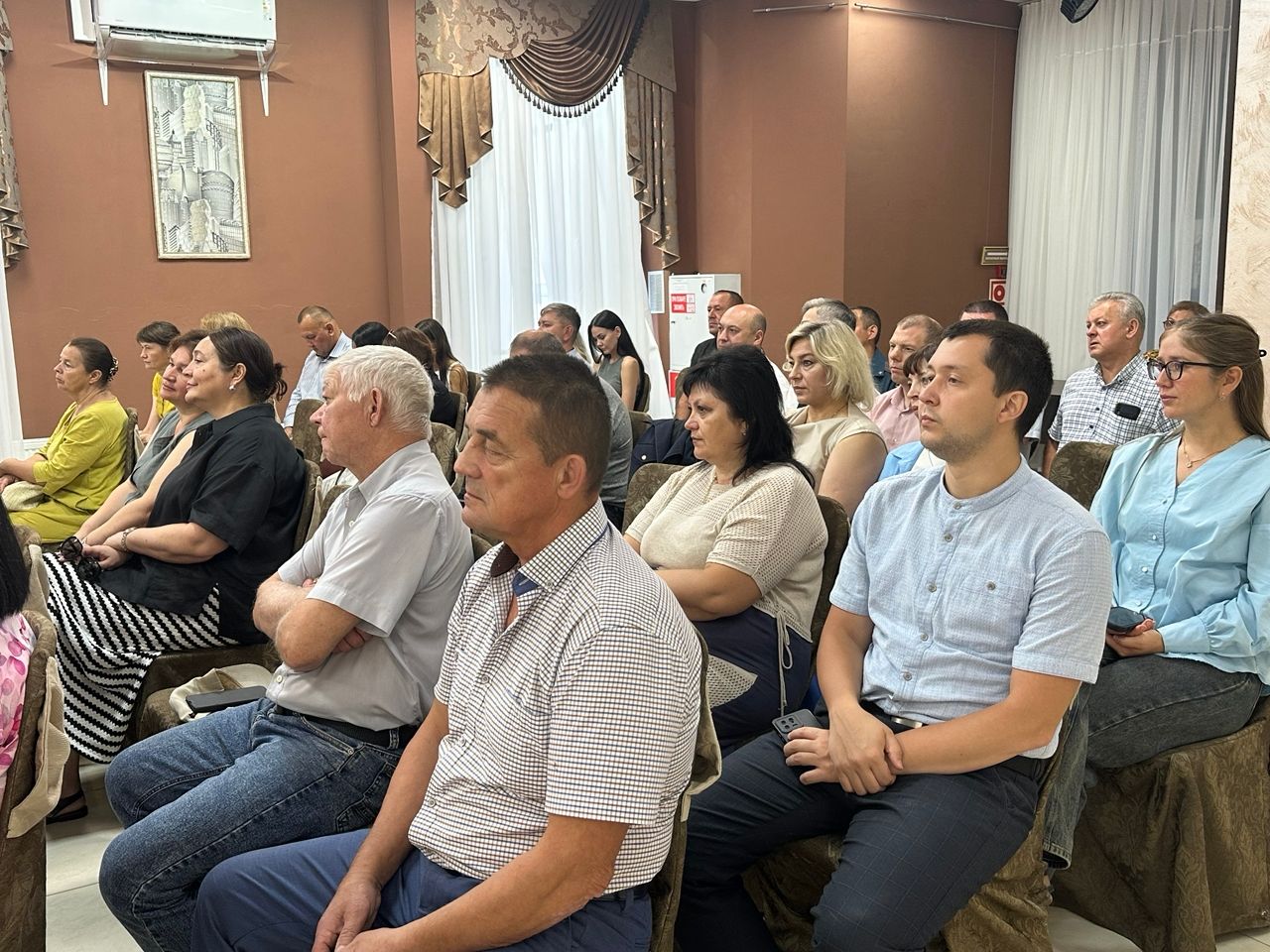 Дмитрий Иванов провёл еженедельную планёрку: назначение, уборка урожая, молодежь, благотворительность