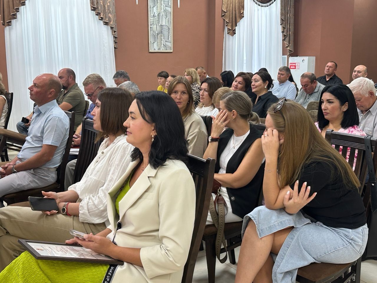 Дмитрий Иванов провёл еженедельную планёрку: назначение, уборка урожая, молодежь, благотворительность