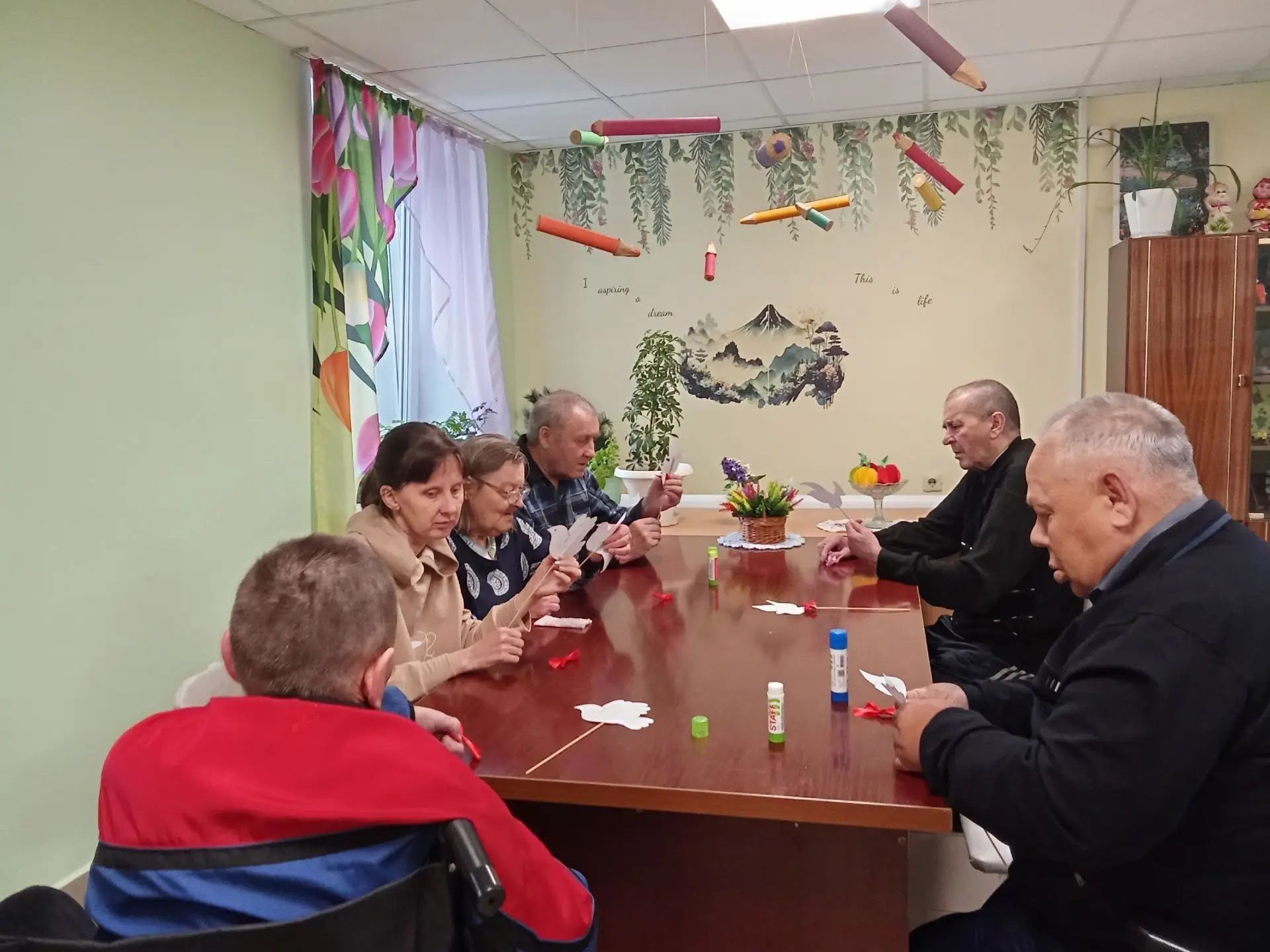 В чистопольском доме-интернате прошёл час творчества «Голубь мира в моих руках»