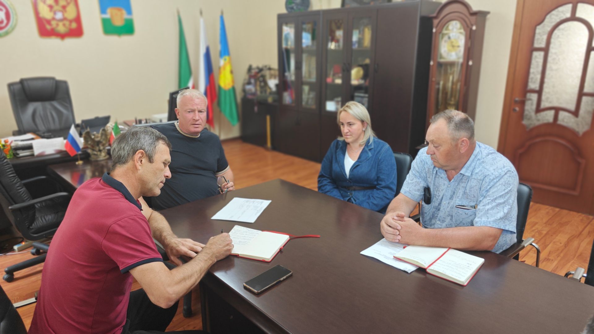 Дмитрий Иванов рассмотрел обращения жителей Чистопольского района на личном приёме