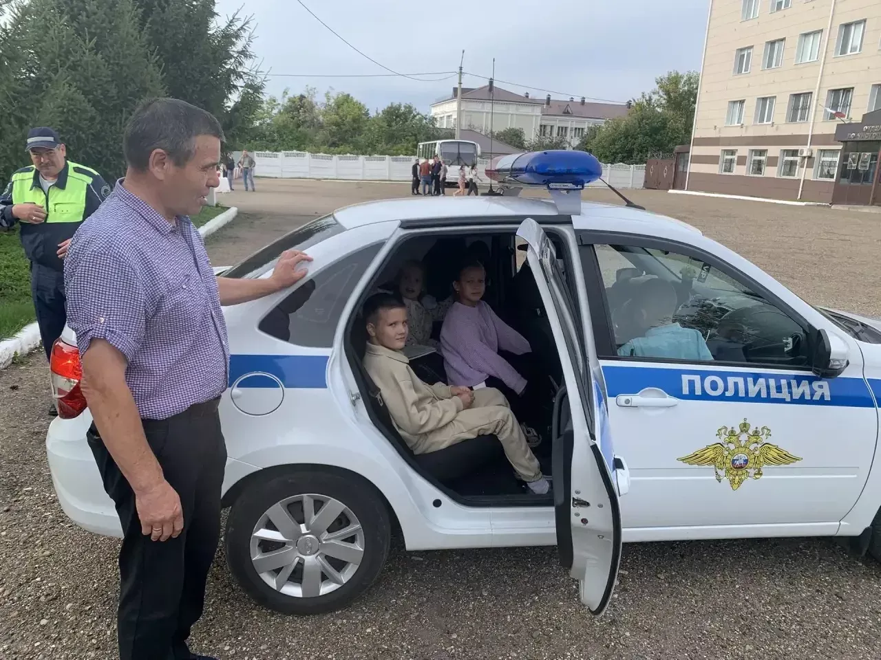 Чистопольские первоклассники получили напутствия от полицейских и общественников
