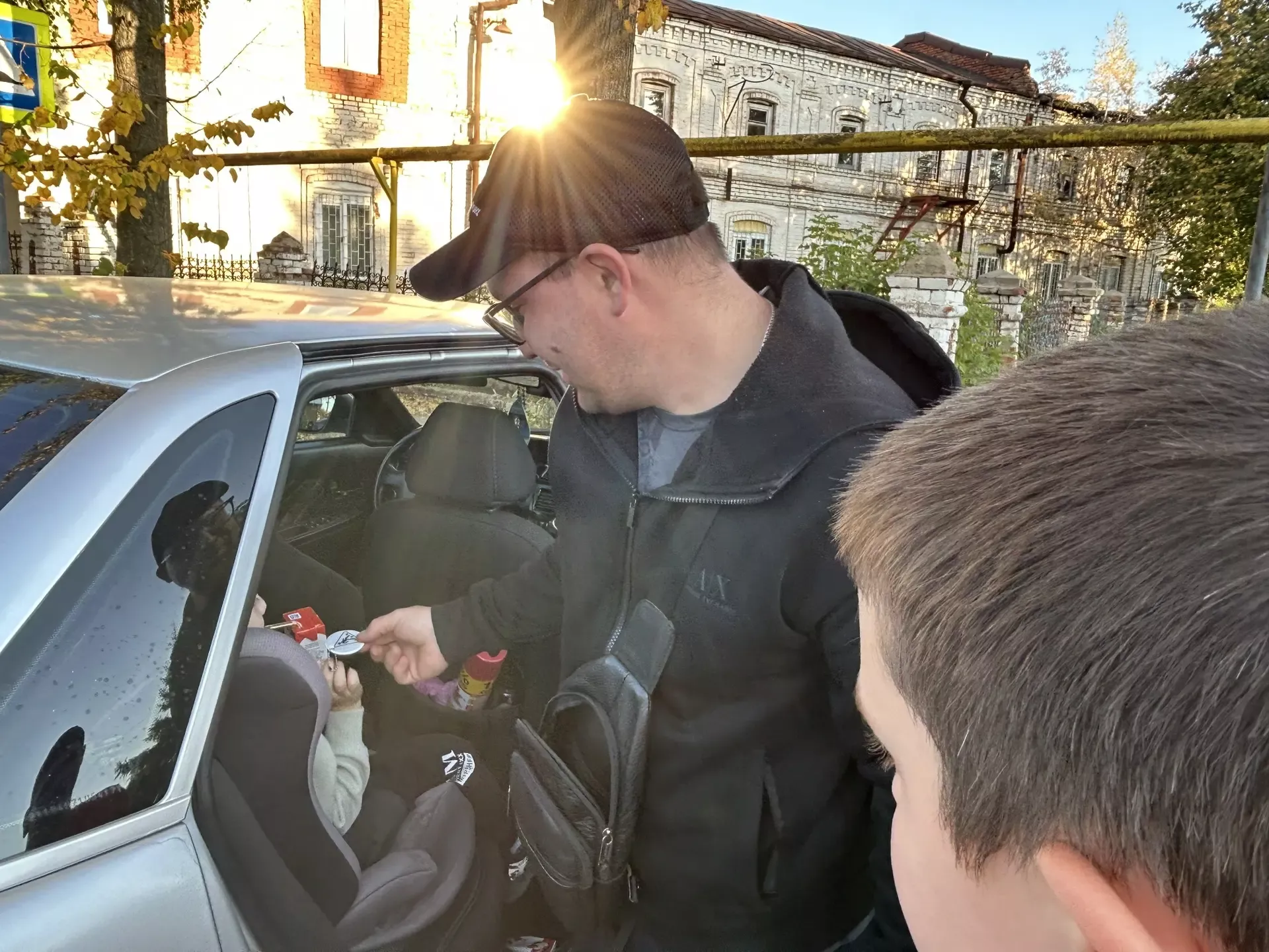 Многодетной семье Вафиных из Чистополя вручили детскую автолюльку