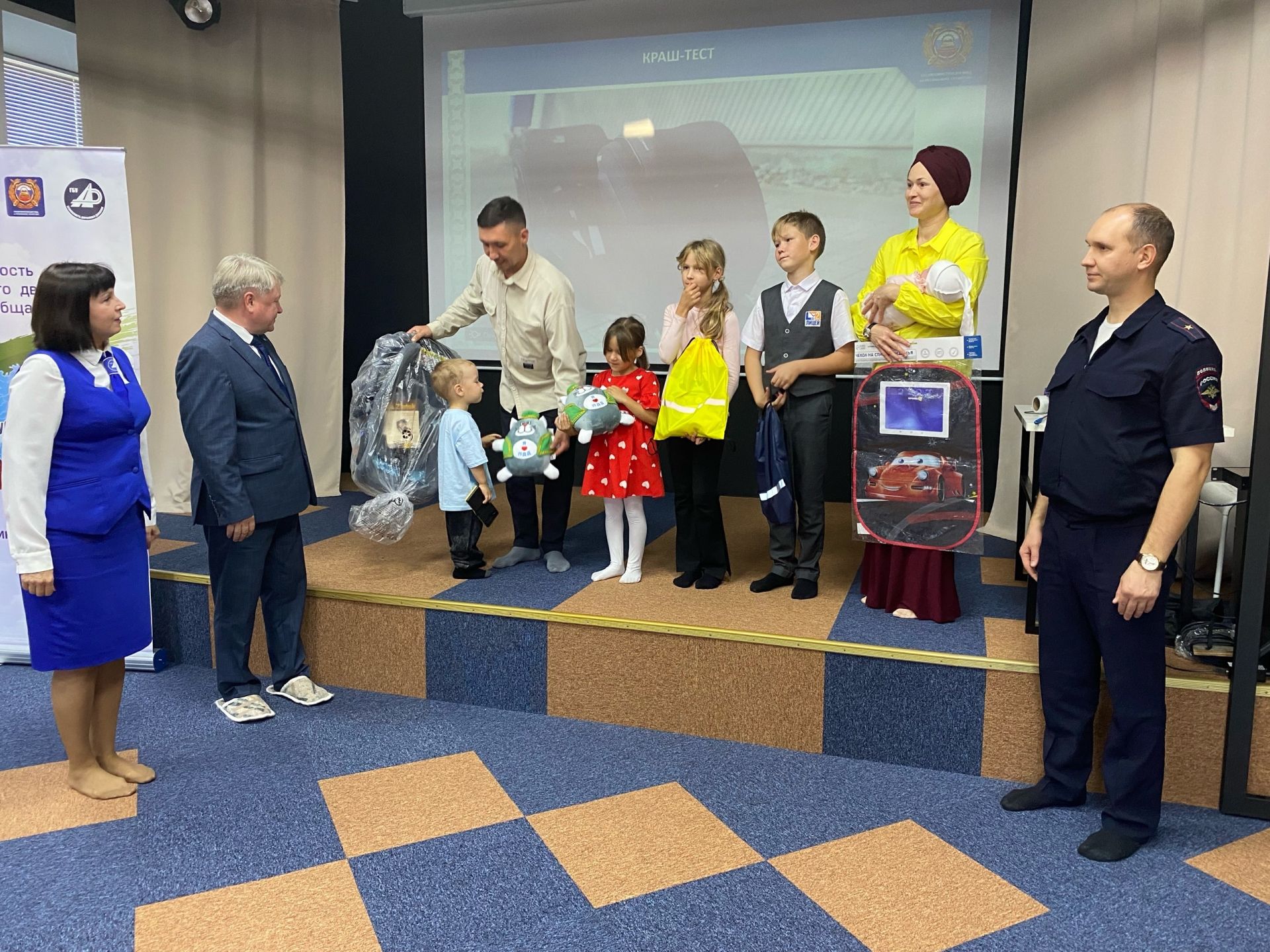 Многодетной семье Вафиных из Чистополя вручили детскую автолюльку