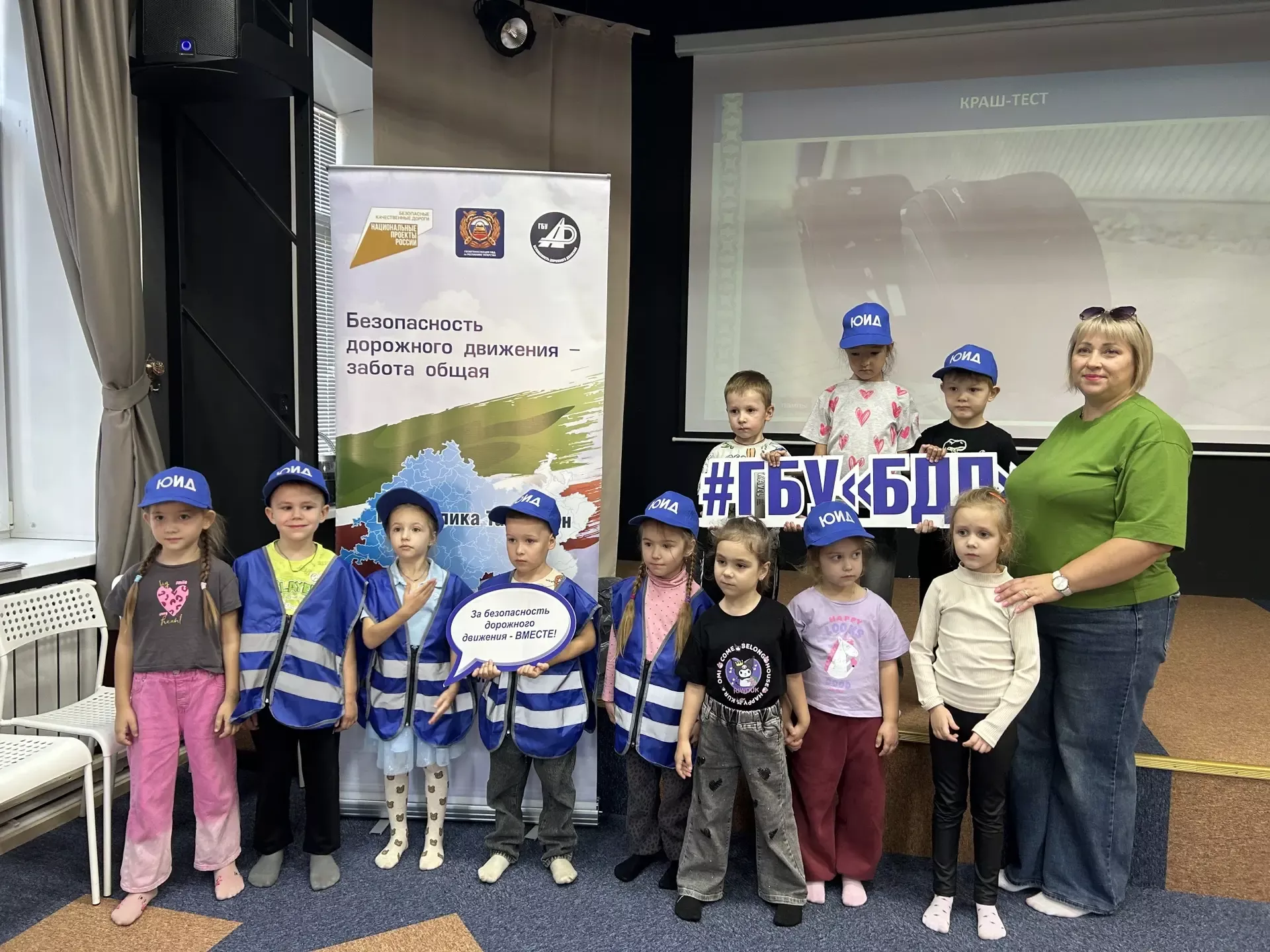 Многодетной семье Вафиных из Чистополя вручили детскую автолюльку