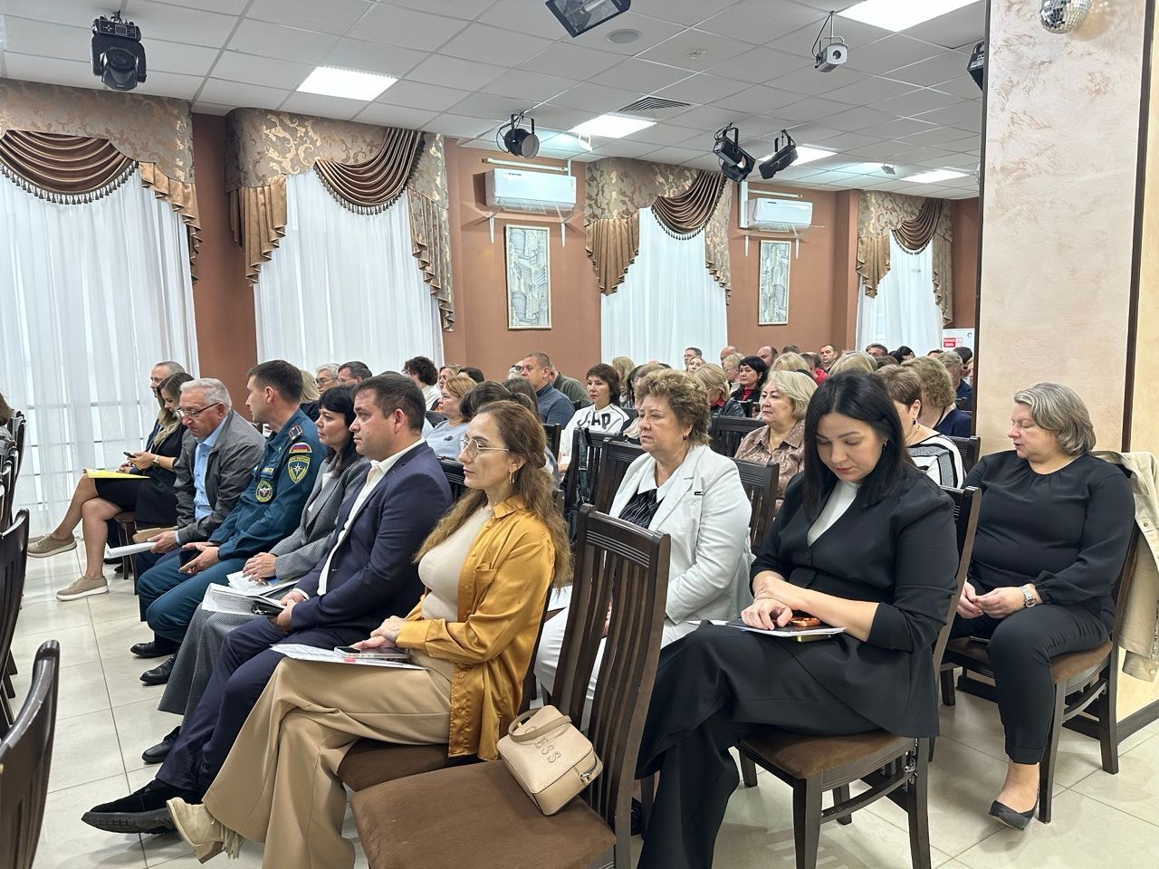 Дмитрий Иванов социаль хезмәт күрсәтү, урып-җыю һәм юлларда иминлек турында докладлар тыңлады