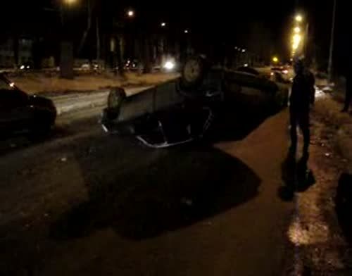 В результате столкновения машина перевернулась (видео)